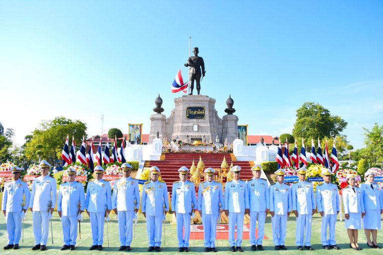 พลตรี ชวรัชต์ ทรงสุนทร เสนาธิการ กองทัพน้อยที่2 เป็นผู้แทน แม่ทัพน้อยที่2 ร่วมพิธีวางพวงมาลาถวายราชสักการะ พระบรมราชานุสาวรีย์สมเด็จพระนเรศวรมหาราช