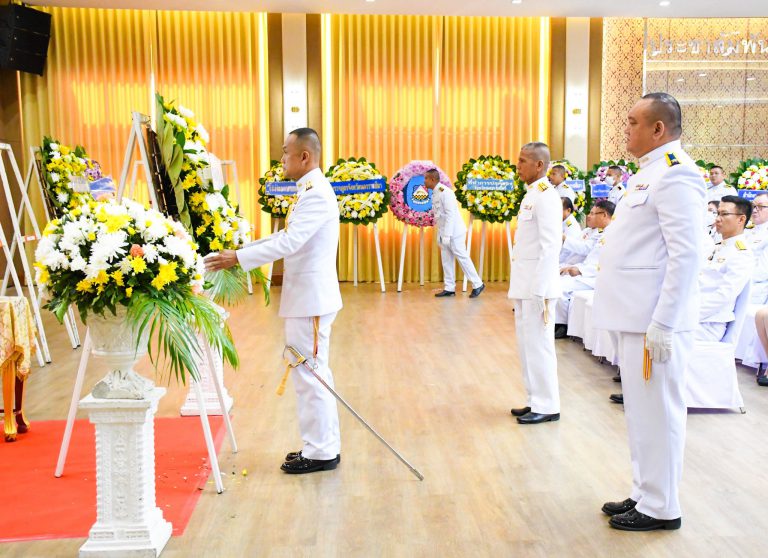 พันเอกวิจิตร เสือคง ผู้อำนวยการกองกิจการพลเรือน ผู้แทนแม่ทัพน้อยที่2 ร่วมพิธีวางพวงมาลาถวายราชสักการะพระบรมสาทิสลักษณ์ พระบาทสมเด็จพระปรเมนทรมหาอานันทมหิดล พระอัฐมรามาธิบดินทร เนื่องในวันคล้ายวันสวรรคต