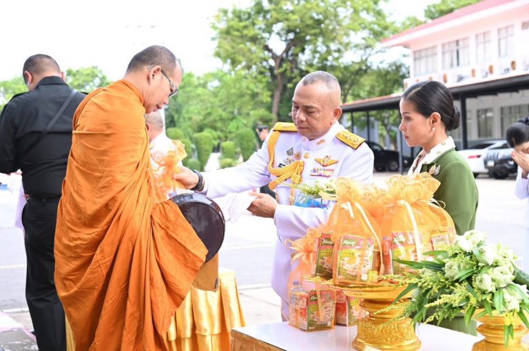 พลโท พรชัย มาหลิน แม่ทัพน้อยที่2 พร้อมด้วย ร้อยเอกหญิง เธียรทอง มาหลิน ประธานสมาคมแม่บ้านทหารบก สาขากองทัพน้อยที่2 และคณะฯ ร่วมกิจกรรมเฉลิมพระเกียรติ เนื่องในวันเฉลิมพระชนมพรรษา สมเด็จพระนางเจ้าสุทิดา พัชรสุธาพิมลลักษณ พระบรมราชินี