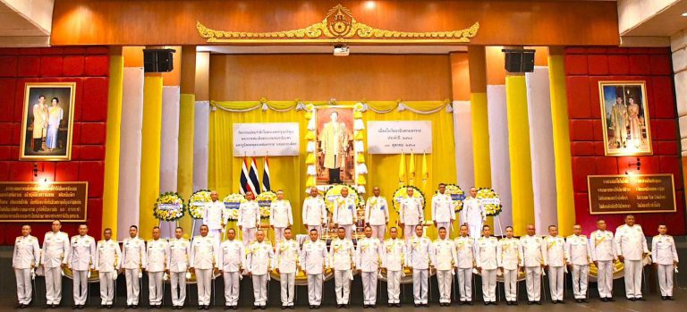 พลโท ปิยะพณห์ ฐิตวัฒนานนท์ แม่ทัพน้อยที่ 2 พร้อมด้วย คุณชนัญธวีธ์ ฐิตวัฒนานนท์ ประธานสมาคมแม่บ้านทหารบก สาขากองทัพน้อยที่ 2 และคณะฯ ร่วมกิจกรรมเนื่องในวันนวมินทรมหาราช