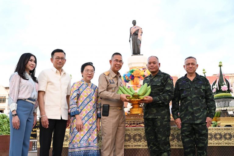 พลโท ปิยะพณห์ ฐิตวัฒนานนท์ แม่ทัพน้อยที่ 2 ร่วมพิธีบวงสรวงถวายกล้วยหอมทอง เพื่อสักการะอนุสาวรีย์ท้าวสุรนารี