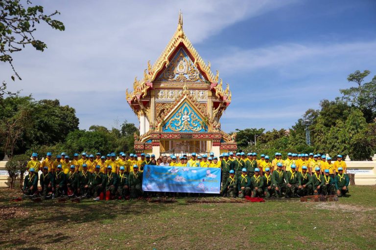 พลโท ปิยะพณห์ ฐิตวัฒนานนท์ แม่ทัพน้อยที่2 และ คุณชนัญธวีธ์ ฐิตวัฒนานนท์ ประธาน สมาคมแม่บ้านทหารบก สาขากองทัพน้อยที่2 พร้อมคณะผู้บังคับบัญชาฯได้นำกำลังพล กองทัพน้อยที่ 2 ร่วมกับผู้นำชุมชน ร่วมกิจกรรมจิตอาสาพัฒนา