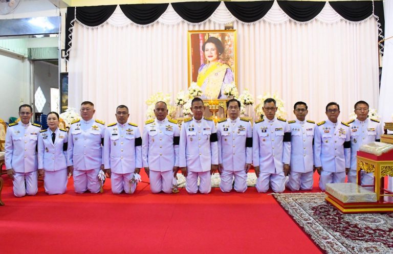 พลโท ปิยะพณห์ ฐิตวัฒนานนท์ แม่ทัพน้อยที่2 และ พันเอก ฤกษ์ฤทธิ์ ภูมิจันทึก ผู้อำนวยการกองกำลังพล กองทัพน้อยที่2 ร่วมพิธีบำเพ็ญกุศลและแสดงความอาลัย ในวาระครบ 15 วัน (ปัณรสมวาร) แห่งการสวรรคต