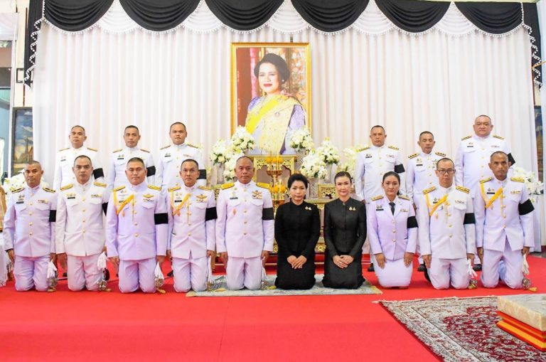 พลโท ปิยะพณห์ ฐิตวัฒนานนท์ แม่ทัพน้อยที่ 2 พร้อมด้วย คุณชนัญธวีธ์ ฐิตวัฒนานนท์ ประธานสมาคมแม่บ้านทหารบก สาขา กองทัพน้อยที่2 เป็นประธานในพิธีบำเพ็ญกุศลสวดพระอภิธรรม อุทิศถวายพระราชกุศลแด่ สมเด็จพระนางเจ้าสิริกิติ์ พระบรมราชินีนาถ พระบรมราชชนนีพันปีหลวง