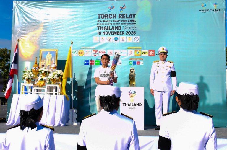 พันเอก วิจิตร เสือคง ผู้อำนวยการกองกิจการพลเรือน กองทัพน้อยที่ 2 ผู้แทน แม่ทัพน้อยที่ 2 ร่วมกิจกรรมเฉลิมฉลองวิ่งคบเพลิงไฟพระฤกษ์การแข่งขันกีฬาซีเกมส์ ครั้งที่ 33