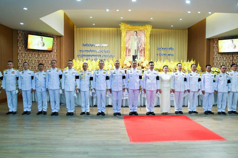 พันเอก วิจิตร เสือคง ผู้อำนวยการกองกิจการพลเรือน กองทัพน้อยที่2 ร่วมพิธีเจริญพระพุทธมนต์ ทำบุญตักบาตรถวายพระราชกุศล และร่วมพิธีวางพานพุ่มดอกไม้