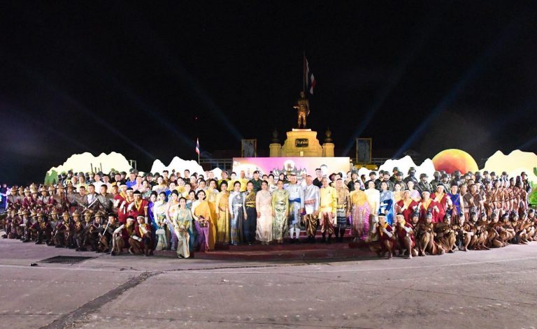 พลโท ปิยะพณห์ ฐิตวัฒนานนท์ แม่ทัพน้อยที่ 2 และ คุณชนัญธวีธ์ ฐิตวัฒนานนท์ ประธาน สมาคมแม่บ้านทหารบก สาขากองทัพน้อยที่ 2 ร่วมพิธีเปิดและเที่ยวชมงาน “ น้อมรำลึกสมเด็จพระนเรศวรมหาราช กู้แผ่นดิน”