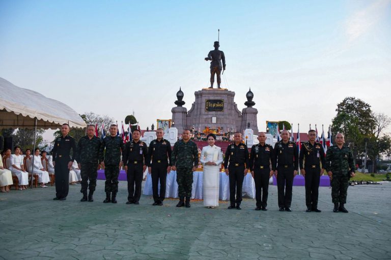 พันเอก กิตติภพ ปัถยาวิชญ์ รองเสนาธิการกองทัพน้อยที่ 2 และภริยา ร่วมพิธีบวงสรวงพระบรมราชานุสาวรีย์สมเด็จพระนเรศวรมหาราช