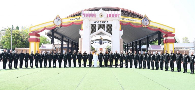 พันเอก วิจิตร เสือคง ผู้อำนวยการกองกิจการพลเรือน กองทัพน้อยที่ 2 ร่วมพิธีบวงสรวงสักการะ และเปลี่ยนผ้าสไบอนุสาวรีย์ท้าวสุรนารี เนื่องในวันฉลองวันแห่งชัยชนะของท้าวสุรนารี