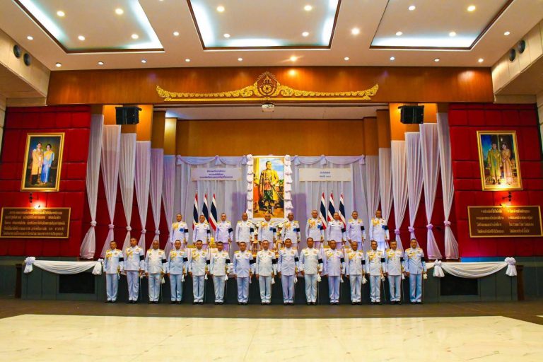 พลโท ปิยะพณห์ ฐิตวัฒนานนท์ แม่ทัพน้อยที่ 2 พร้อมด้วย คุณชนัญธวีธ์ ฐิตวัฒนานนท์ ประธานสมาคมแม่บ้านทหารบก สาขา กองทัพน้อยที่ 2 และคณะผู้บังคับบัญชา กองทัพน้อยที่ 2 ร่วมพิธีวางพานพุ่มดอกไม้สดราชสักการะเนื่องในวันจักรี