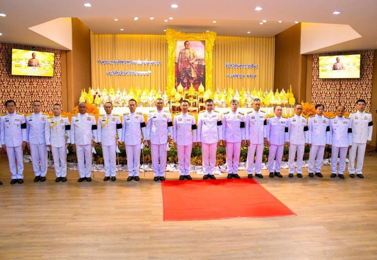 พันเอก วิจิตร เสือคง ผู้อำนวยการกองกิจการพลเรือน กองทัพน้อยที่ 2 ร่วมพิธีสวดพระพุทธมนต์และทำบุญตักบาตรถวายพระราชกุศลแด่พระบาทสมเด็จพระพุทธยอดฟ้าจุฬาโลกมหาราช