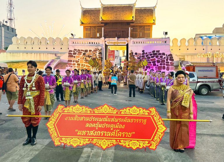 พันเอก วิจิตร เสือคง ผู้อำนวยการกองกิจการพลเรือน กองทัพน้อยที่ 2 ร่วมพิธีเปิดงาน “มหาสงกรานต์โคราช สะหนุกเจ่น เหล่นน่ามเต็มที่ กินขั่วหมี่ ฟรีทั้งเมือง“