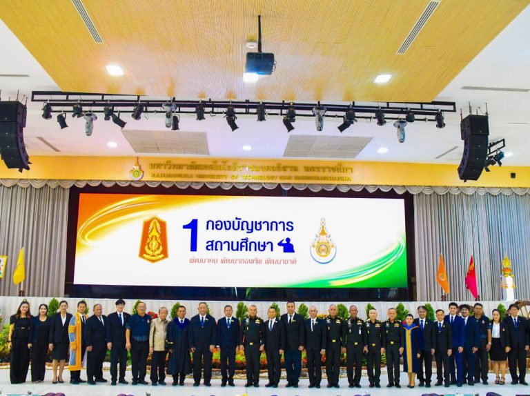 พลโท ปิยะพณห์ ฐิตวัฒนานนท์ แม่ทัพน้อยที่ 2 ร่วมพิธีมอบประกาศนียบัตรผู้สำเร็จการศึกษา ประจำปีการศึกษา 2569 โครงการ “ 1 กองบัญชาการ 1 สถานศึกษา พัฒนาคน พัฒนากองทัพ พัฒนาชาติ ” ประจำปีการศึกษา 2569