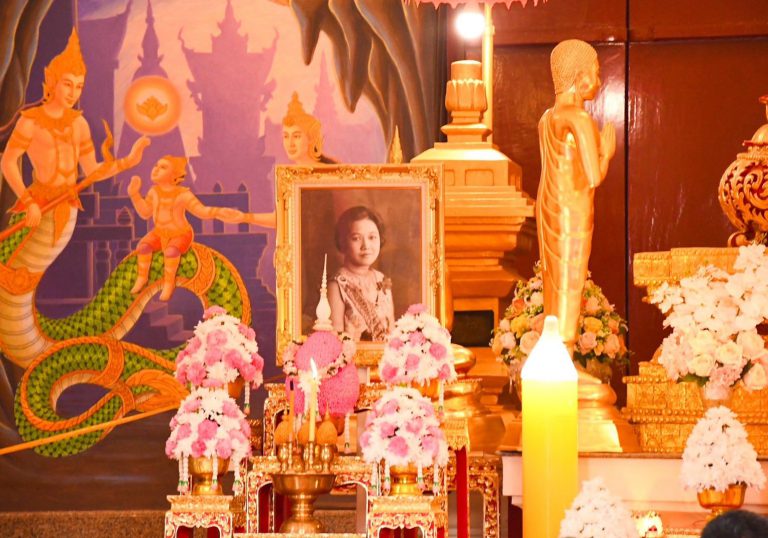 พันเอก สุระชัย จันทร์ดา ผู้อำนวยการกองข่าว กองทัพน้อยที่2 ร่วมพิธีสวดพระพุทธมนต์และทำบุญตักบาตรถวายพระราชกุศล ในกิจกรรมเฉลิมพระเกียรติ สมเด็จพระนางเจ้ารำไพพรรณี พระบรมราชินี ในรัชกาลที่