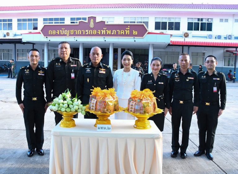 พลโท ปิยะพณห์ ฐิตวัฒนานนท์ แม่ทัพน้อยที่ 2 พร้อมด้วย คุณชนัญธวีธ์ ฐิตวัฒนานนท์ ประธานสมาคมแม่บ้านทหารบก สาขา กองทัพน้อยที่ 2 ได้นำกำลังพล กองทัพน้อยที่2 เข้าร่วมประกอบพิธีเนื่องในวันวิสาขบูชา