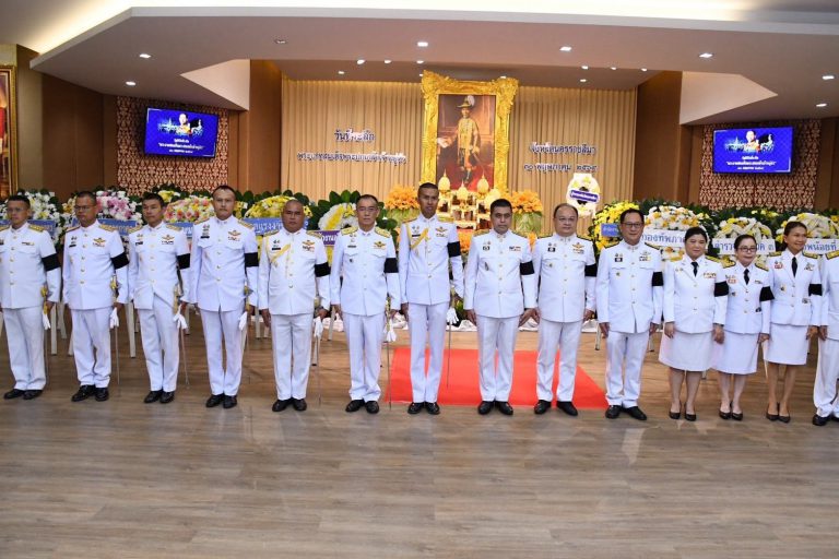 พันเอก อุทัย แฝงกระโทก ผู้อำนวยการกองส่งกำลังบำรุง กองทัพน้อยที่ 2 ร่วมพิธีสวดพระพุทธมนต์และทำบุญตักบาตรถวายพระราชกุศล และร่วมพิธีวางพวงมาลาถวายราชสักการะพระบรมสาทิสลักษณ์ พระบาทสมเด็จพระปกเกล้าเจ้าอยู่หัว