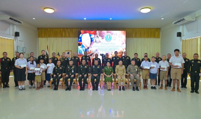 พลโท ปิยะพณห์ ฐิตวัฒนานนท์ แม่ทัพน้อยที่ 2 ร่วมพิธีมอบทุนการศึกษาบุตรกำลังพลที่เสียชีวิต บาดเจ็บ และทุพพลภาพจากสถานการณ์ชายแดนไทย – กัมพูชา ประจำปี 2569