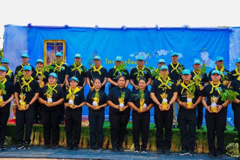 พลโท ปิยะพณห์  ฐิตวัฒนานนท์ แม่ทัพน้อยที่ 2 ร่วมพิธีเปิดกิจกรรมจิตอาสาพัฒนาปลูกต้นไม้ และหญ้าแฝก เพื่อปรับปรุงภูมิทัศน์ และป้องกันการพังทลายของหน้าดิน
