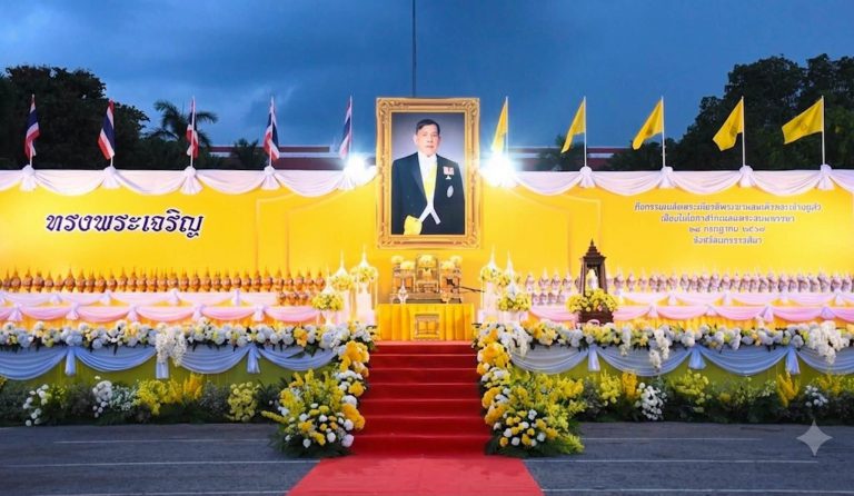 พันเอก อุทัย แฝงกระโทก ผู้อำนวยการกองส่งกำลังบำรุงกองทัพน้อยที่ 2 ร่วมพิธีถวายเครื่องราชสักการะ วางพานพุ่ม (พานพุ่มทอง-พุ่มเงิน) และพิธีจุดเทียนถวายพระพรชัยมงคลถวายพระราชกุศลแด่ พระบาทสมเด็จพระเจ้าอยู่หัว