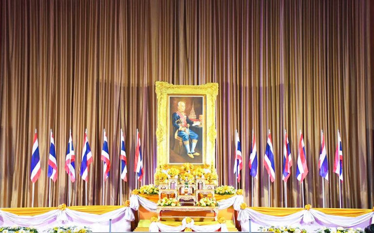 พันเอก สุระชัย จันทร์ดา ผู้อำนวยการกองข่าวกองทัพน้อยที่ 2 ร่วมพิธีวางพานพุ่มถวายราชสักการะ พระบาทสมเด็จพระปรเมนทรรามาธิบดีศรีสินทรมหามงกุฎ พระจอมเกล้าเจ้าอยู่หัว พระสยามเทวมหามกุฏวิทยมหาราช พระบิดาแห่งวิทยาศาสตร์ไทย ประจำปี 2569