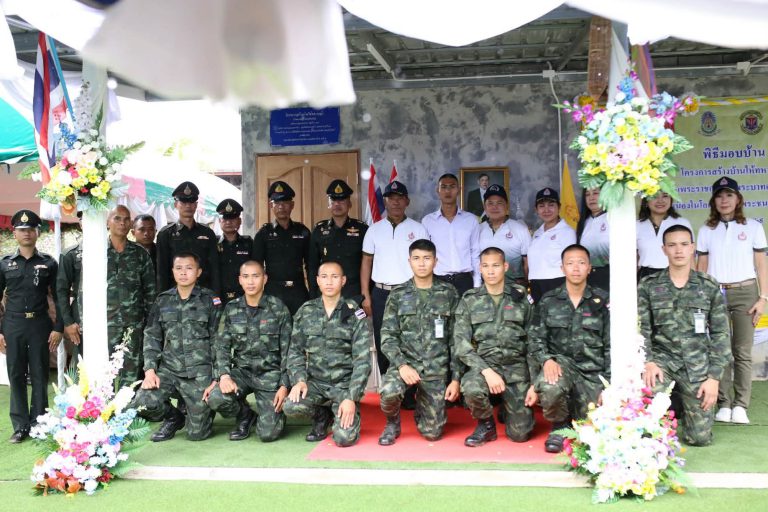 พลโท ณัฎฐ์ ศรีอินทร์ แม่ทัพน้อยที่ 2 และประธานชมรมพัฒนาสัมพันธ์ระดับผู้บริหาร กองทัพภาคที่ 2 รุ่นที่ 2 นำคณะฯ ร่วมพิธีส่งมอบบ้าน ภายใต้ “โครงการ สร้างบ้านให้ทหารกล้า” เพื่อถวายเป็นพระราชกุศลแด่พระบาทสมเด็จพระเจ้าอยู่หัว เนื่องในโอกาสเฉลิมพระชนมพรรษา